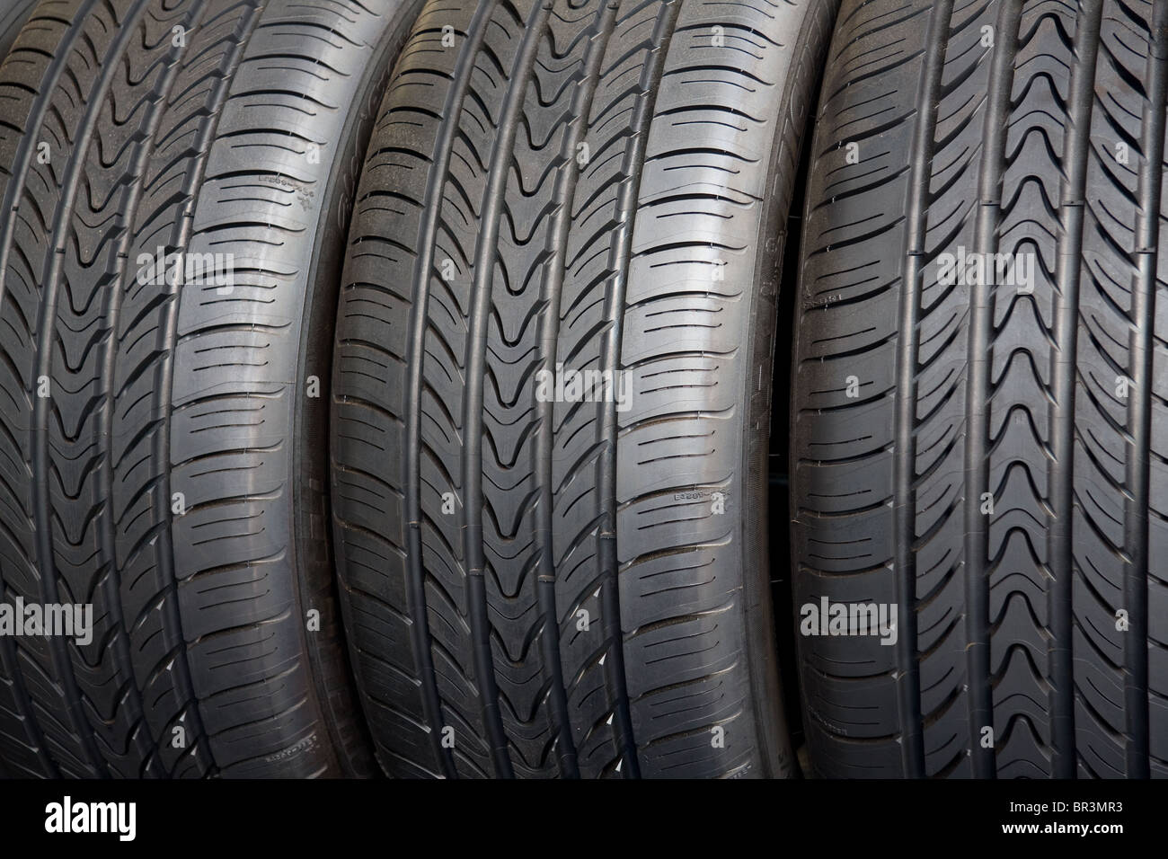 Neue Michelen Autoreifen in einem rack Stockfoto