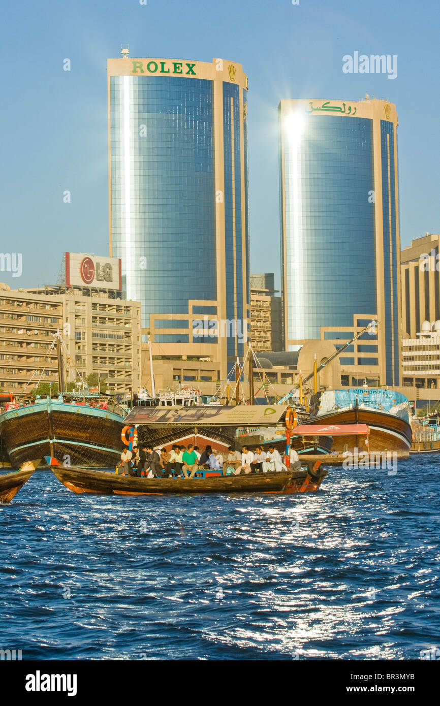 Wassertaxi und die Rolex-Gebäude auf dem Creek in Dubai, Vereinigte Arabische Emirate Stockfoto