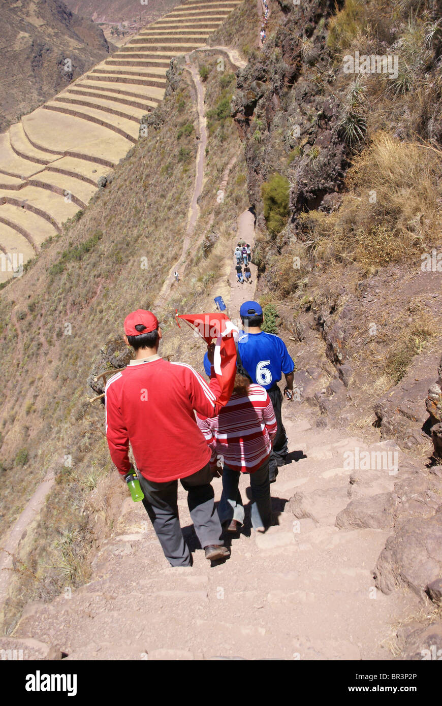Touristen, die absteigende steile Treppe zu Inca Terrassenfelder und Ruinen von Pisac, Cusco, Peru, Südamerika Stockfoto