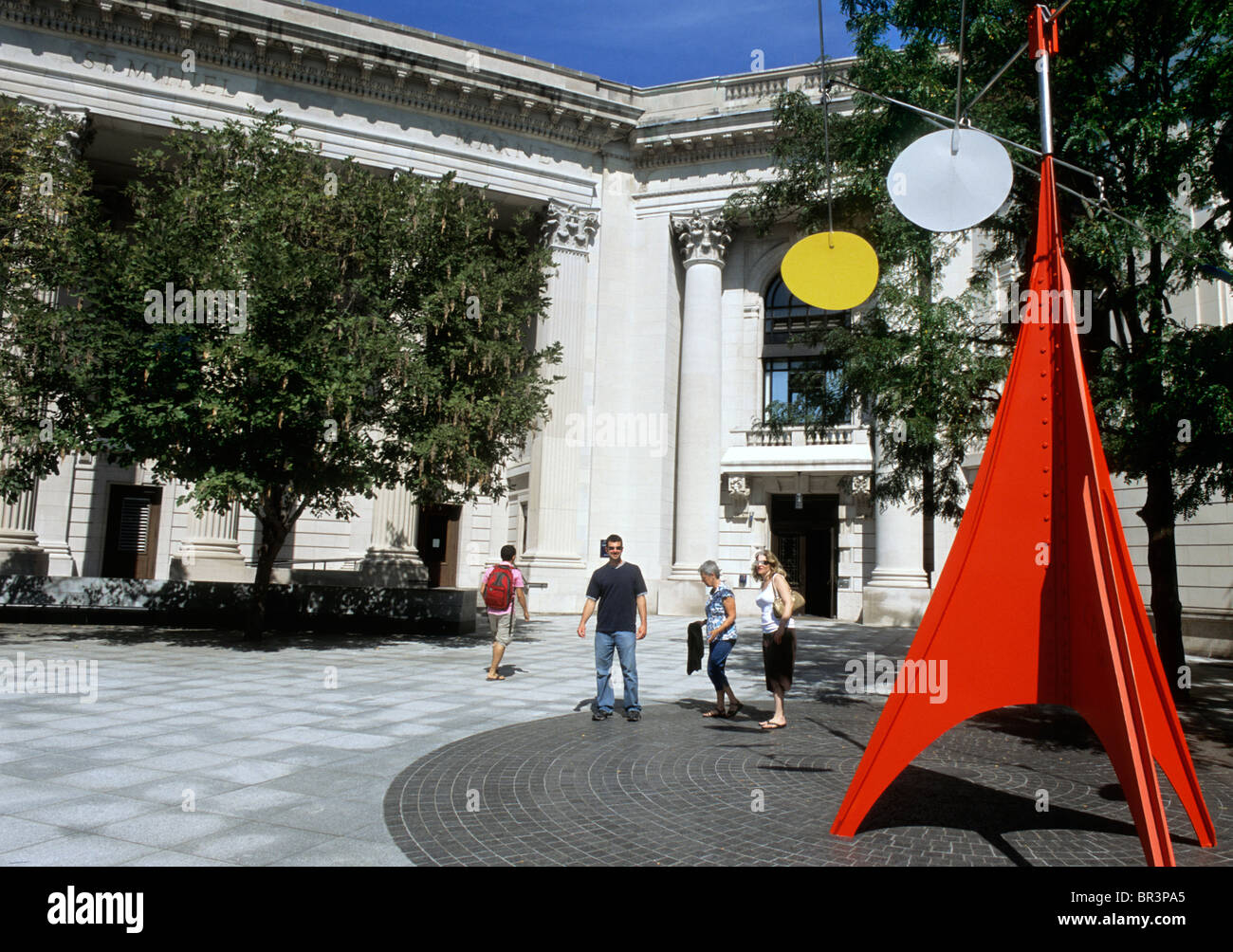 Yale University Alexander Calder Sculpture Galgen und Lutscher 1960 New Haven Connecticut USA. Öffentliche Kunstinstallation Beinecke Plaza, Woolsey Hall Stockfoto
