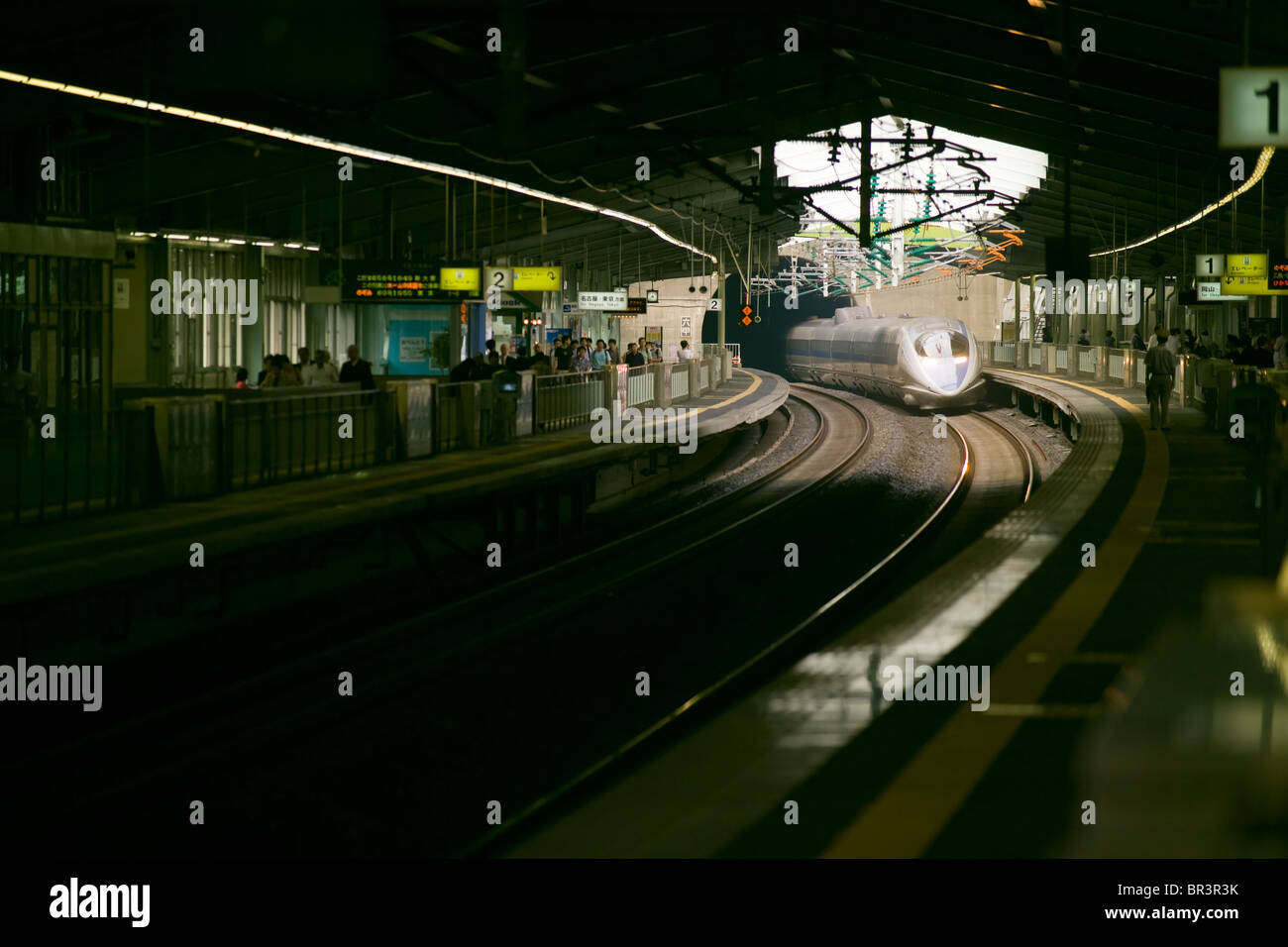 Japans berühmten Shinkansen oder Hochgeschwindigkeitszug, zieht in die Station in Kobe, Japan. Stockfoto