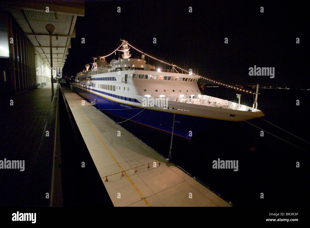 Ein Kreuzfahrtschiff nachts angedockt im Hafen von Kobe, Kobe, Japan. Stockfoto
