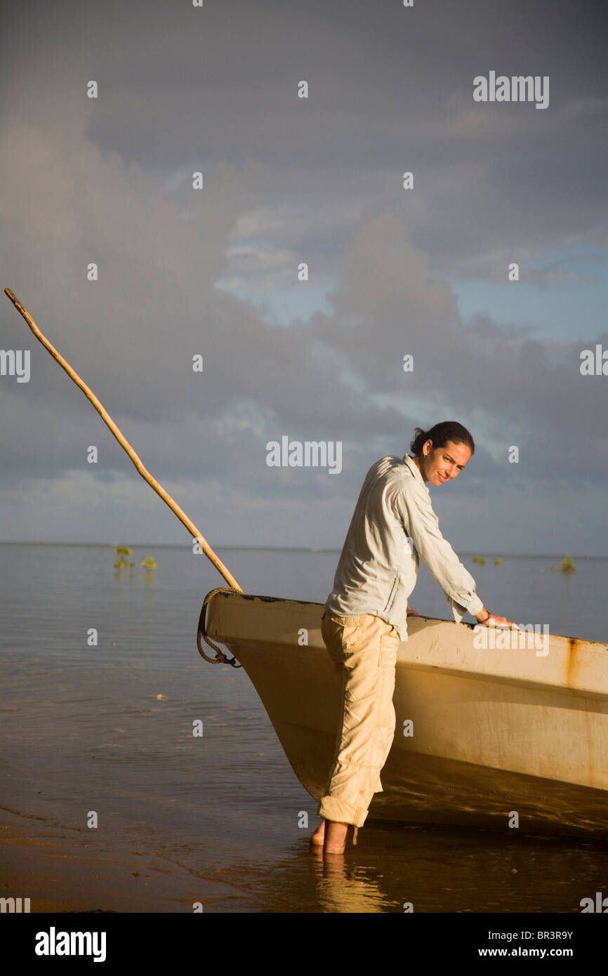 Eine Frau steht in der Nähe eines Bootes auf National Geographic Research und Exploration Grant in Fidschi. Stockfoto