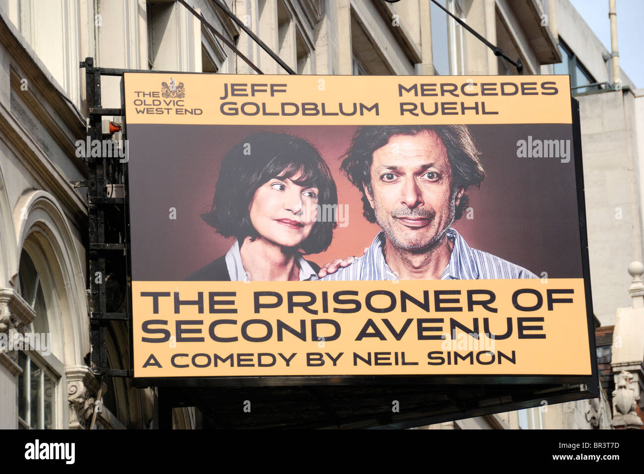 Ein Plakat zur Förderung der Komödie "The Prisoner of Second Avenue", London, England Stockfoto