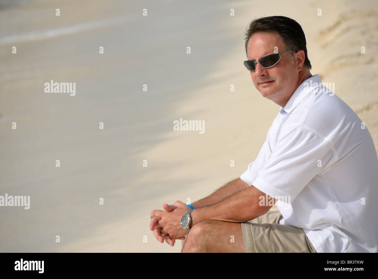 Cancun, Quintana Roo/Mexiko - 24. Juli 2007: erwachsener Mann auf dem Sand am Strand in Cancun sitzt Stockfoto