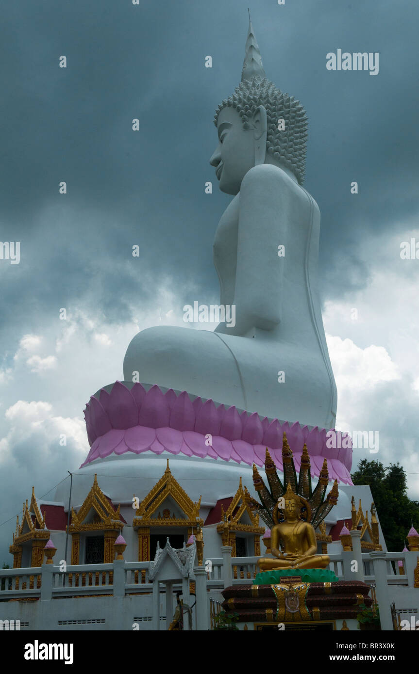 riesige Buddha-Statue im Wat Phra Phuttabat außerhalb von Khon Kaen, Thailand Stockfoto