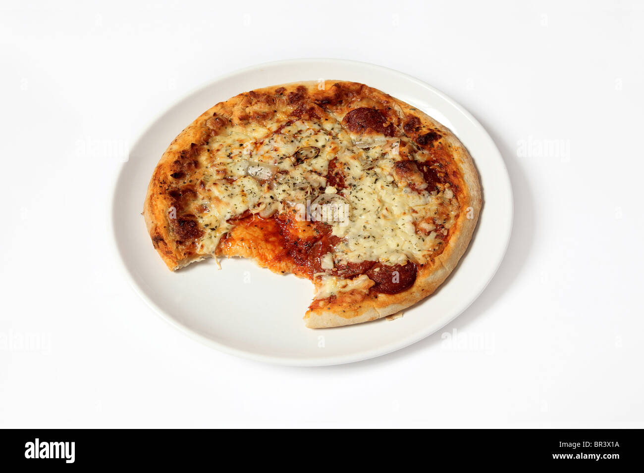 Teilweise gegessen Peperoni-Pizza auf weißem Hintergrund Stockfoto
