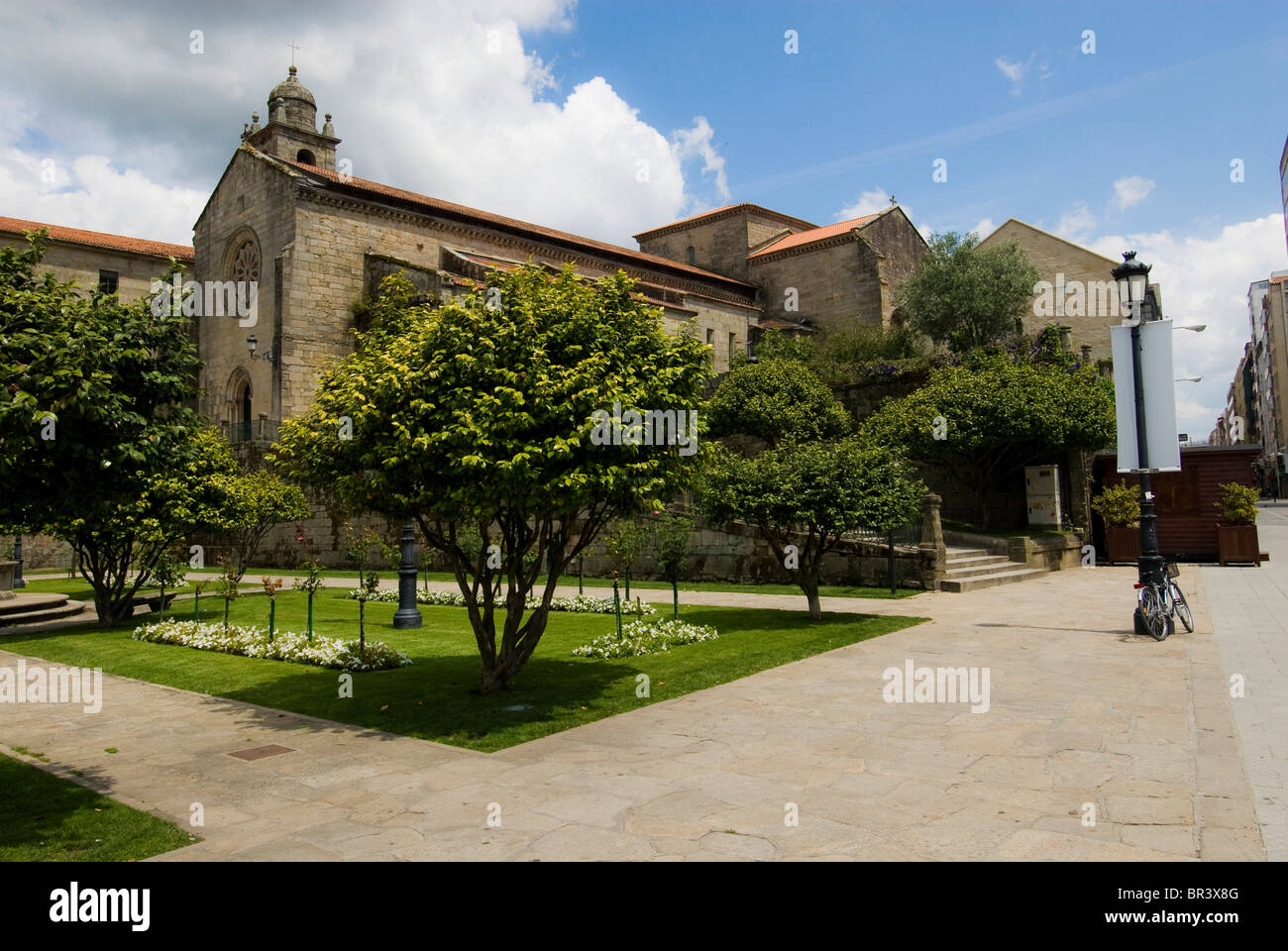 Xardins de Casto San Pedro quadratisch mit Igrexa San Francisco Kirche auf der rechten Seite, Pontevedra, Spanien, Europa Stockfoto