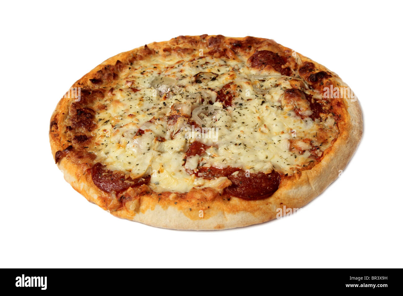 Eine ganze Peperoni-Pizza auf weißem Hintergrund Stockfoto