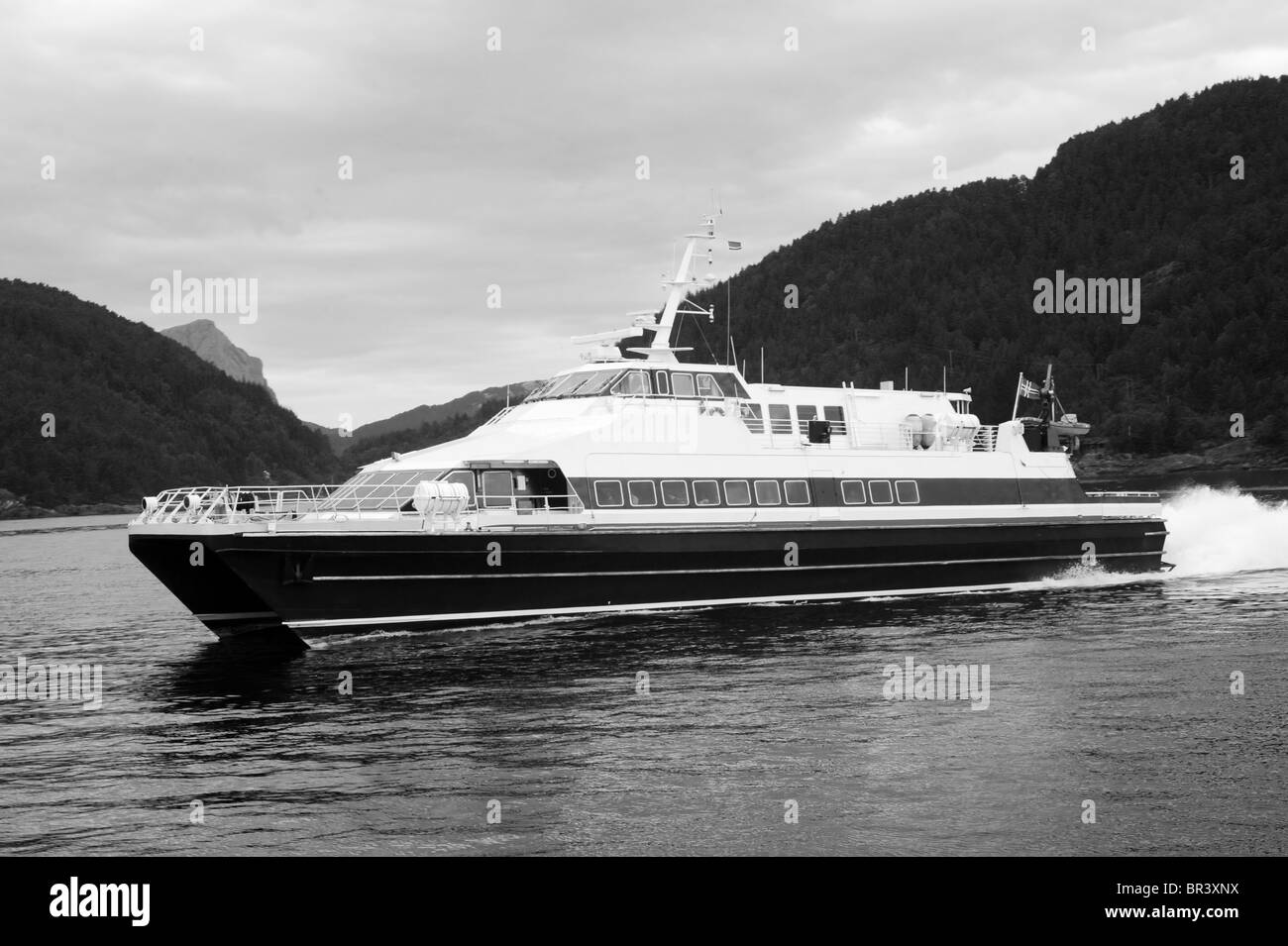 Passagier-Boot schwimmend in norwegischen Fjorden Stockfoto