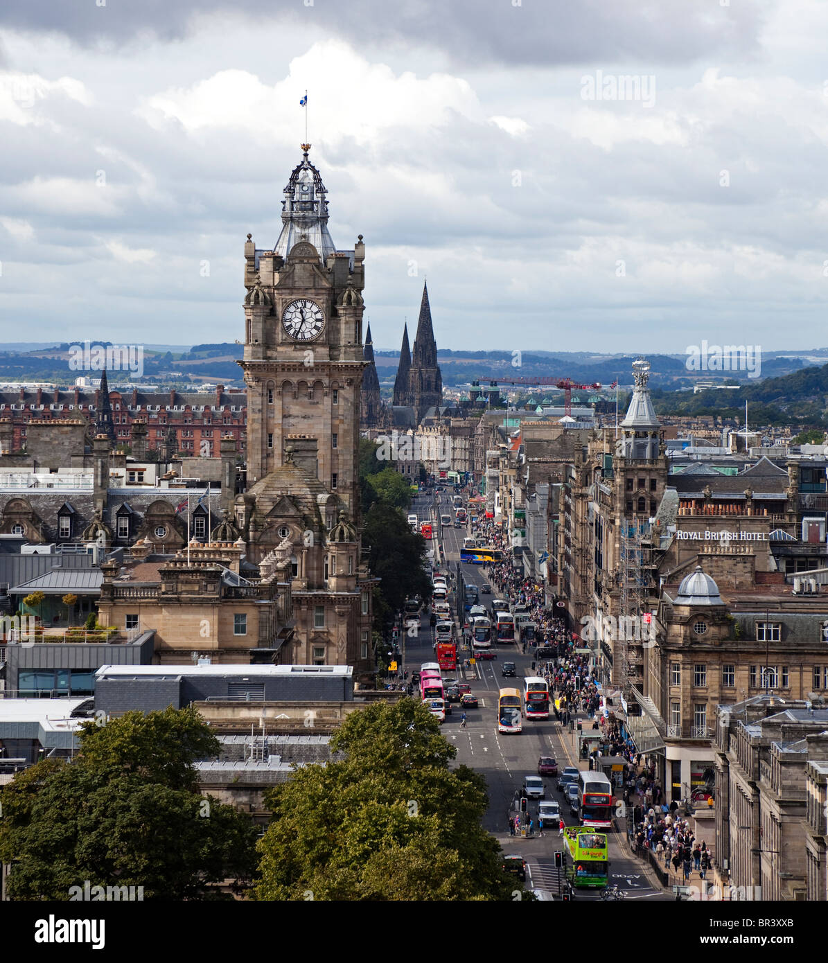 Ansicht der Princes Street, Edinburgh mit hohen Verkehrsaufkommens von Calton Hill Schottland, UK, Europa Stockfoto