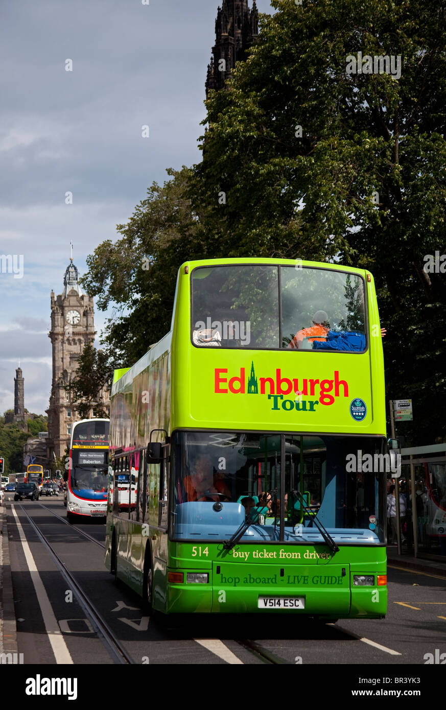 Tour-Bus Reisen entlang der Princes Street, Edinburgh, Scotland UK, Europa Stockfoto