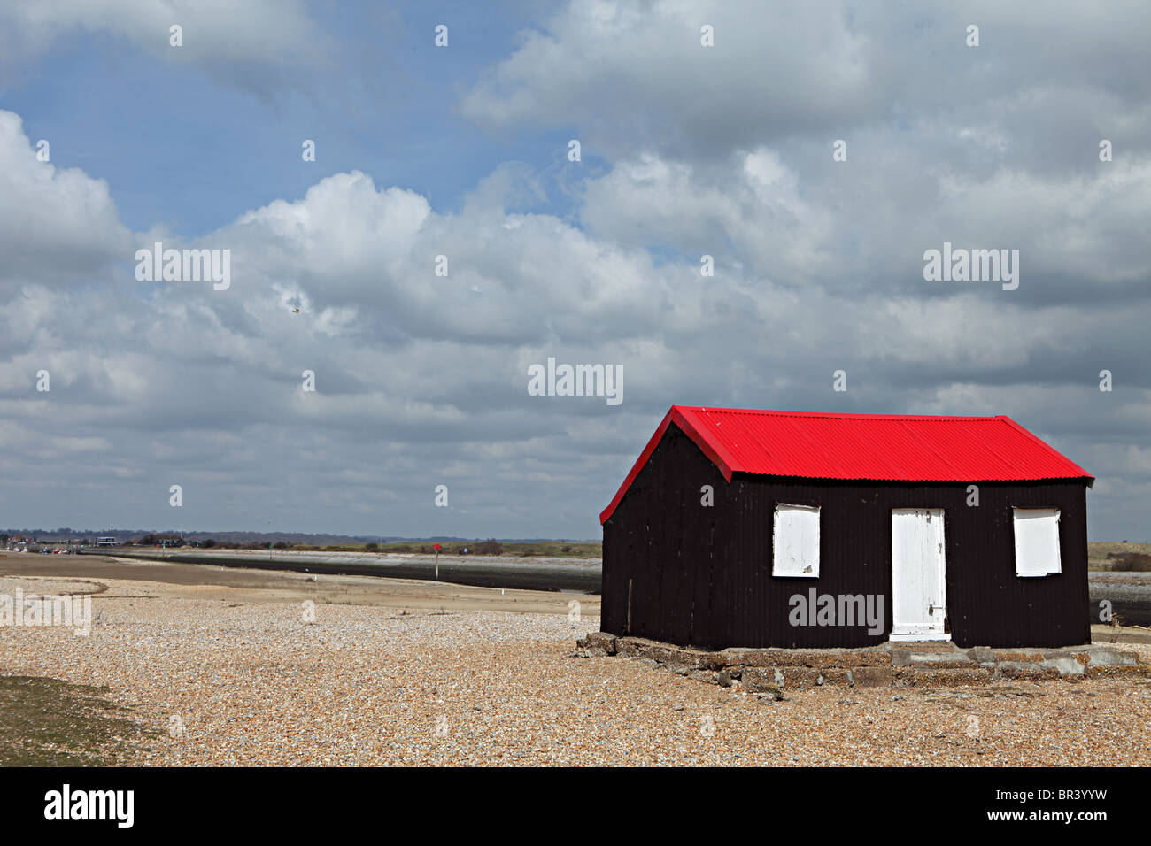 Roten Dächern Fishermans Hut am Strand am Hafen von Roggen, East Sussex, UK Stockfoto