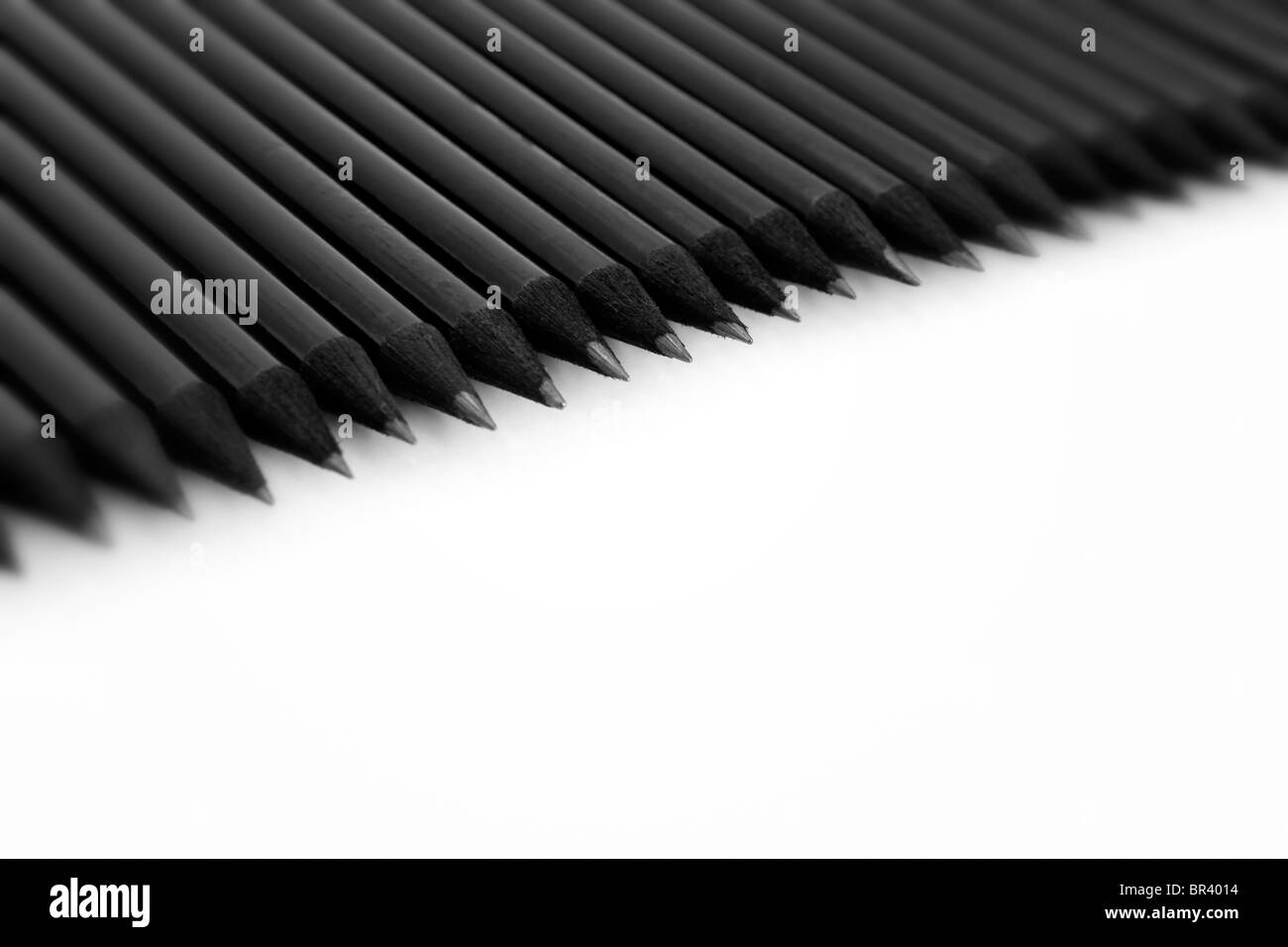 Konzeptionelle Foto schwarze Bleistifte Lineup auf weißem Hintergrund. Ideal für finanzielle oder geschäftliche Diagramme Themen Stockfoto