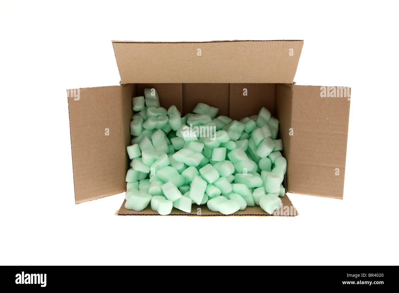 Brauner Karton mit grünen Polystyrol Verpackung Erdnüsse Stockfoto