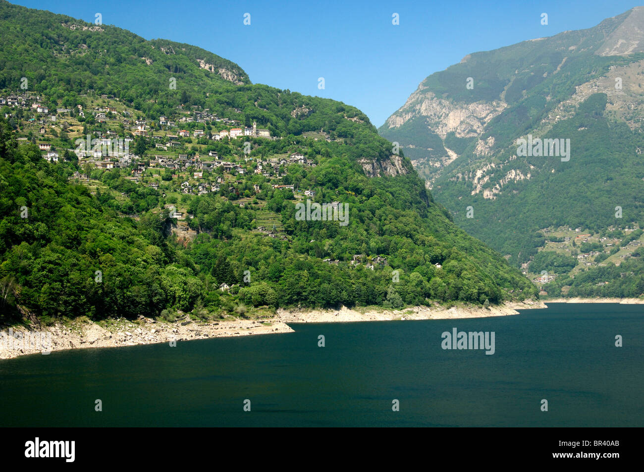 Ansicht des Dorfes Ticino Mergoscia über Lago di Vogorno, Verzascatal, Kanton Tessin, Schweiz, Europa Stockfoto