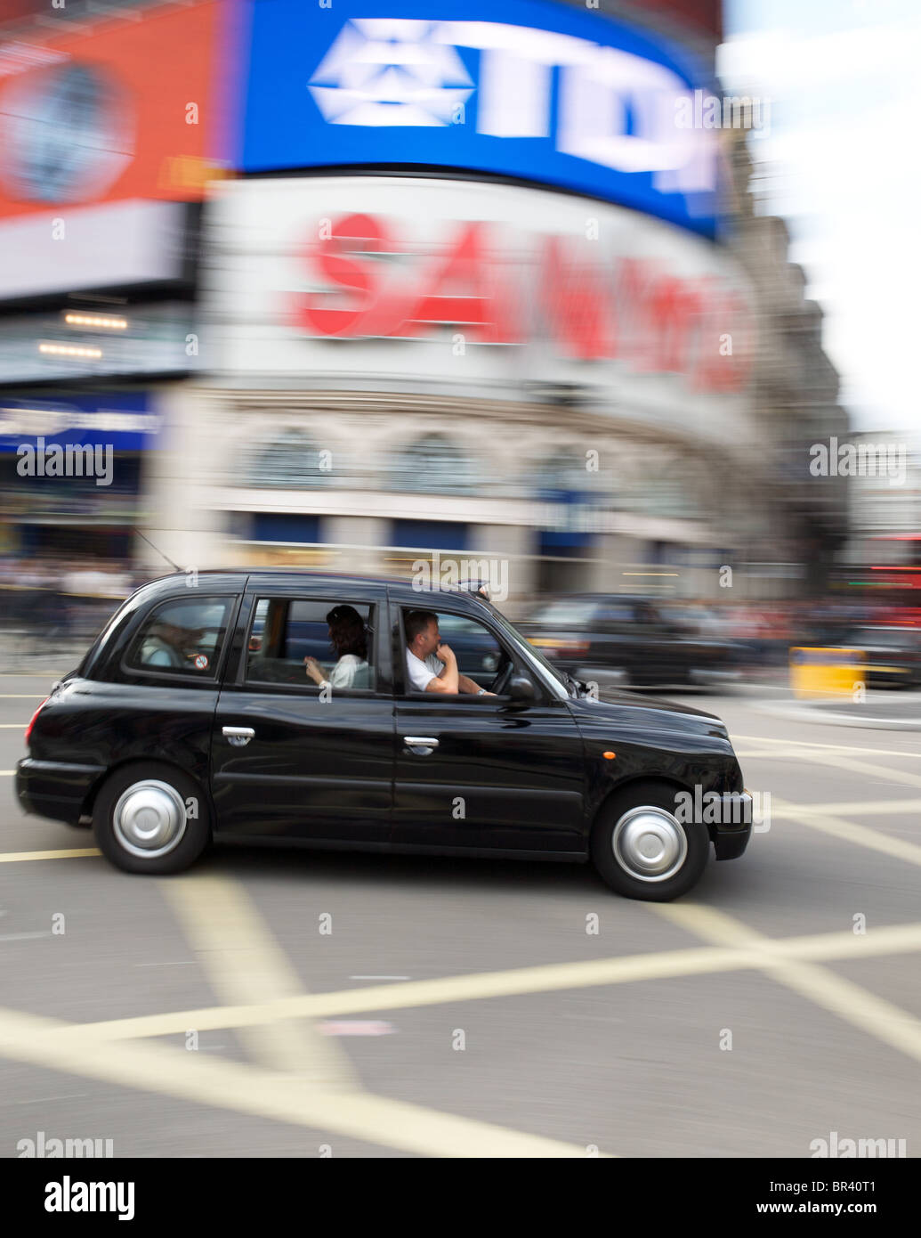 London-Taxi durch Piccadilly Circus, London Stockfoto