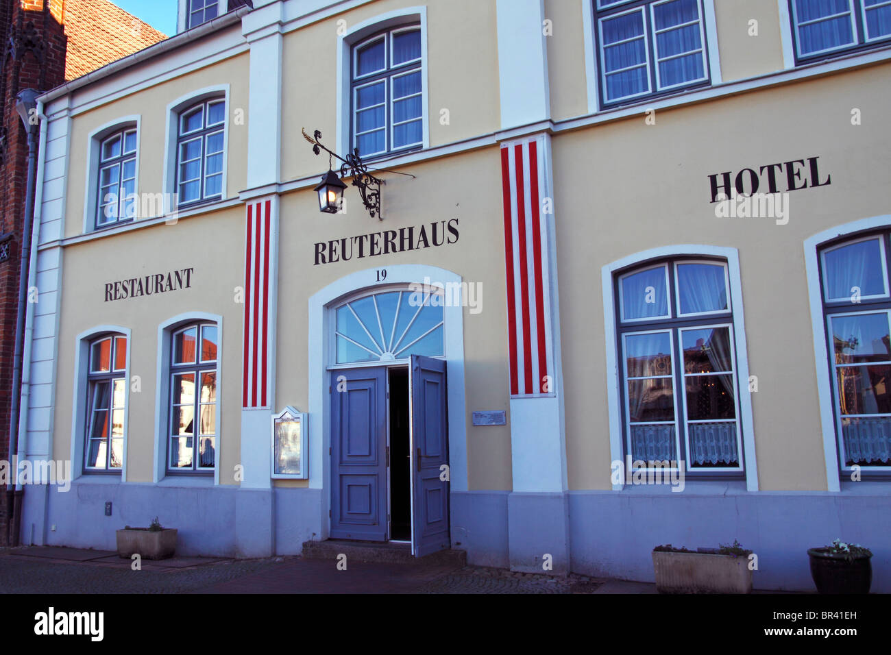 Restaurant und Hotel im Reuterhaus, einem historischen Stadthaus, benannt nach dem Autor Fritz Reuter, am Markt platzieren Sie in der Stockfoto