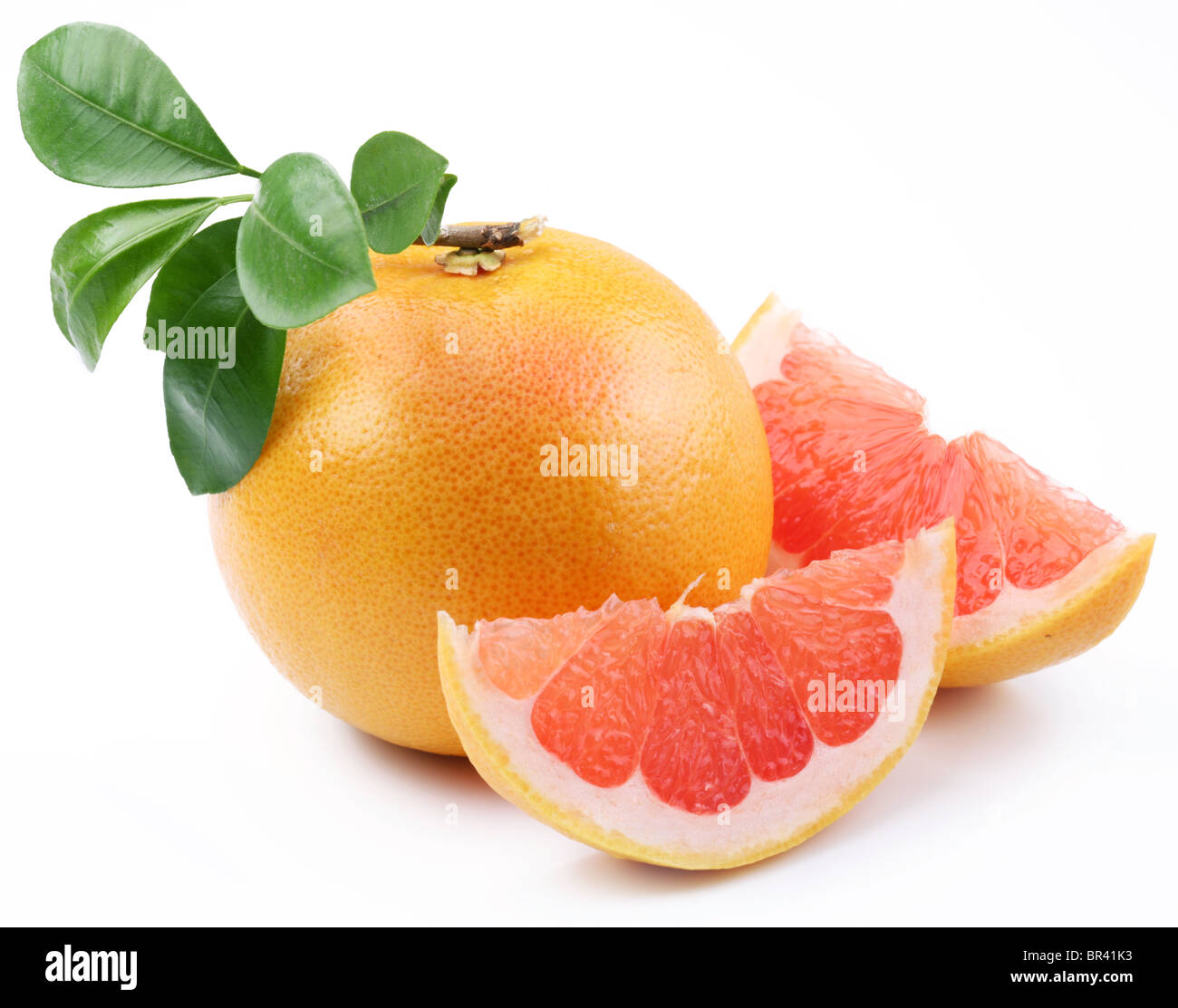 Reife Grapefruit mit Blättern und Scheiben auf weißem Hintergrund Stockfoto