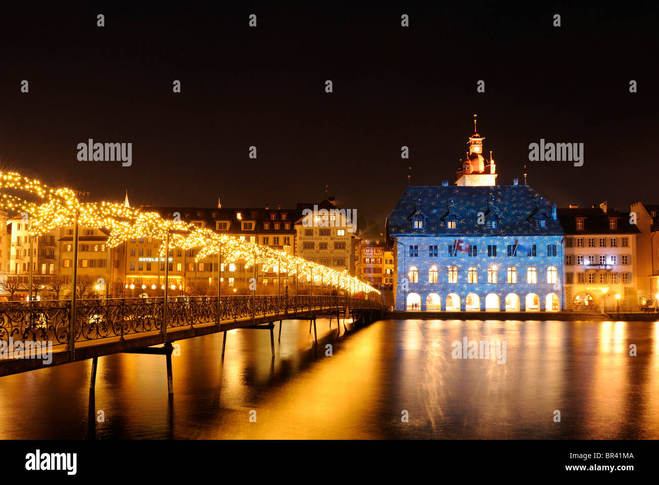 Luzerner Rathaus beleuchtet von Lichtkünstler Gerry Hofstetter mit Weihnachten Licht, Luzern, Schweiz, Europa Stockfoto
