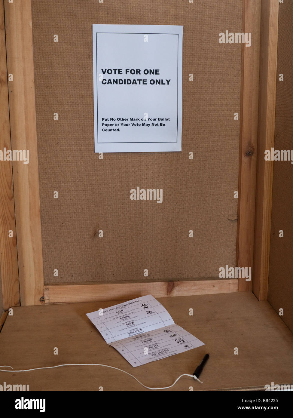 Ein Stimmzettel in einer Wahlkabine in Großbritannien am Tag der allgemeinen Wahlen im Jahr 2010 Stockfoto