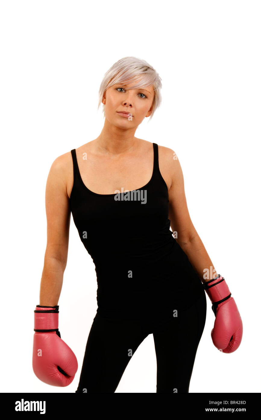 junge Frau mit Silber graues Haar tragen rosa Boxhandschuhe als Teil einer Kampagne, halten Sie sich fit Stockfoto
