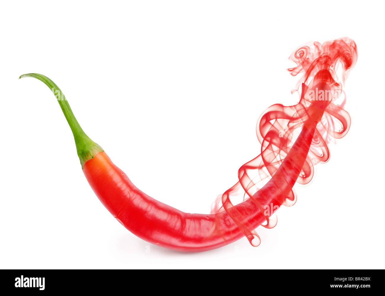 rote Chilischote Geschmack in Form von Rauch auf weißem Hintergrund Stockfoto