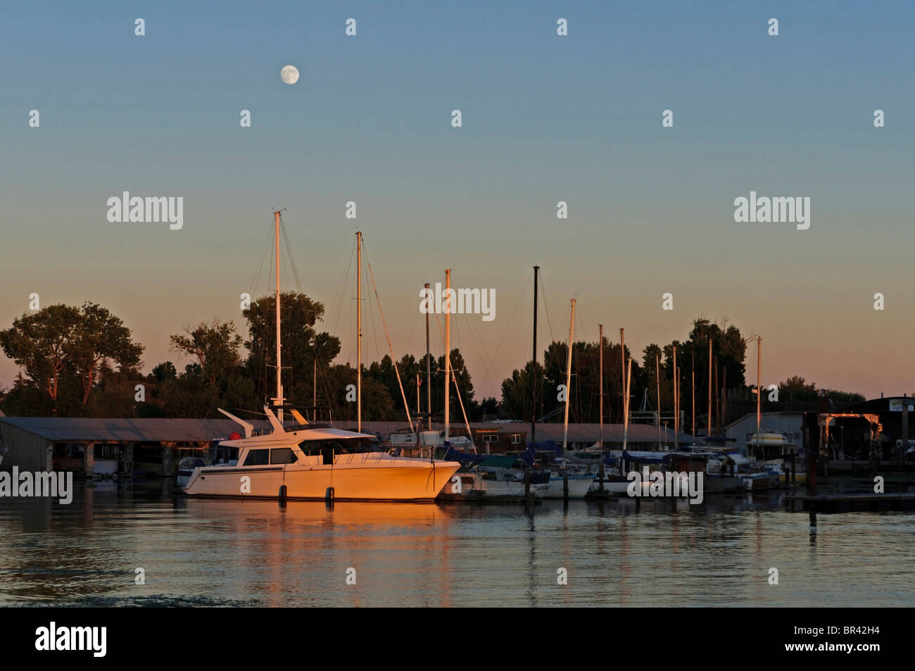 Mondaufgang über Buckley Bucht Weg und RiverPoint Landing Marina Resort, Stockton, Kalifornien. Stockfoto