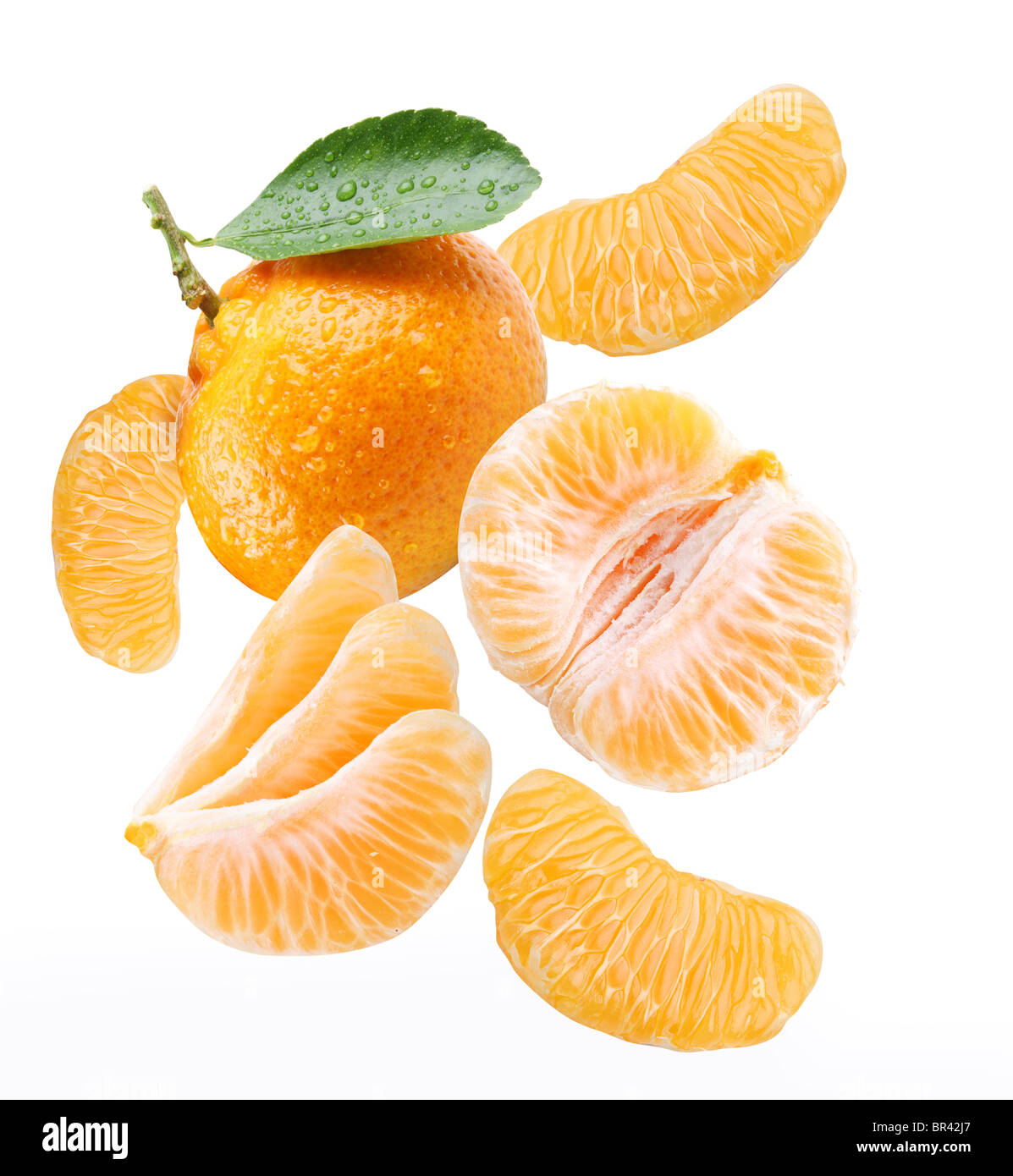 Mandarine und Orange Scheiben fallen. Isoliert auf weißem Hintergrund. Stockfoto