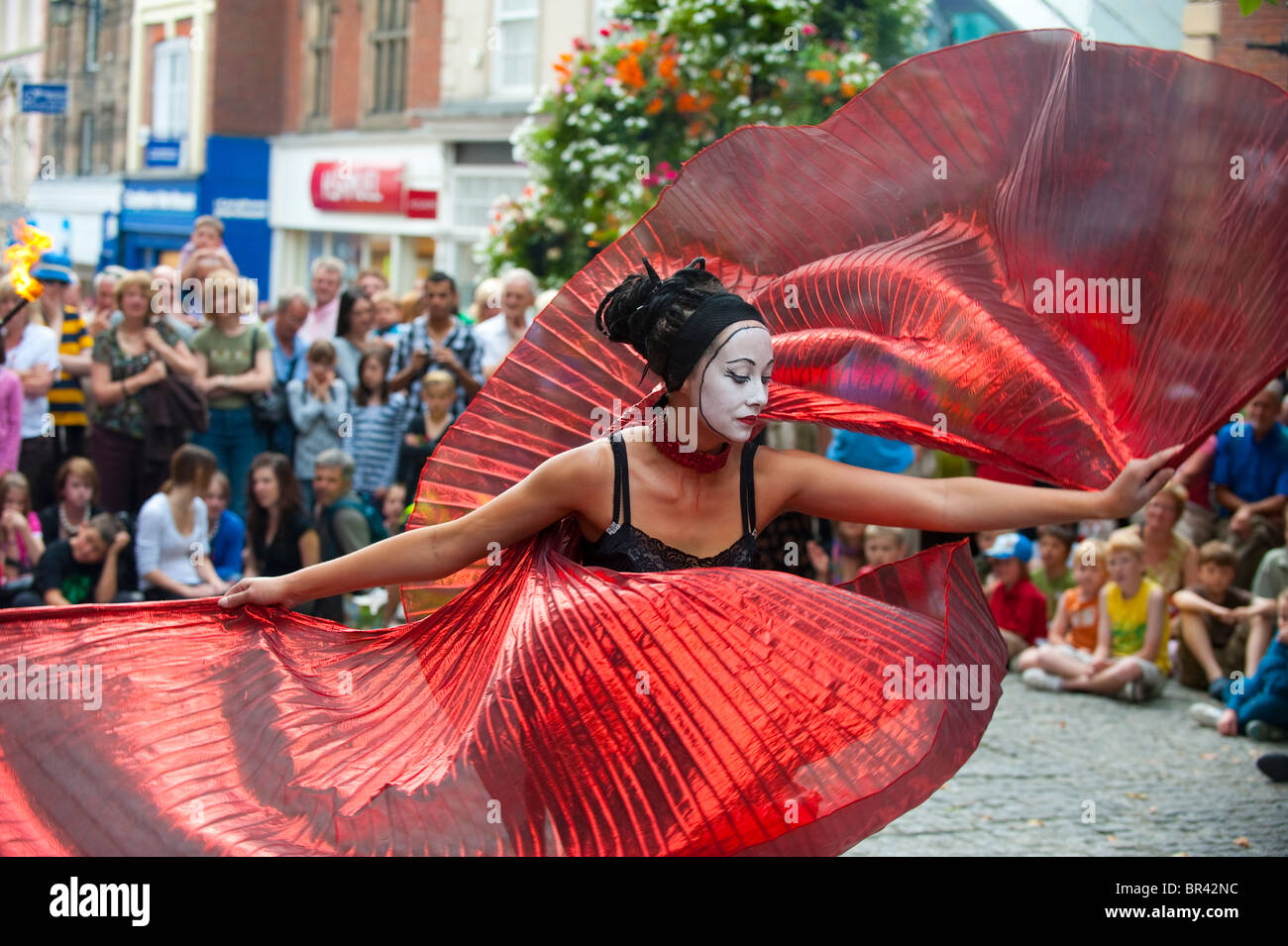 Tänzerin bei Shrewsbury internationale Straßentheater Festival, Shropshire, UK Stockfoto