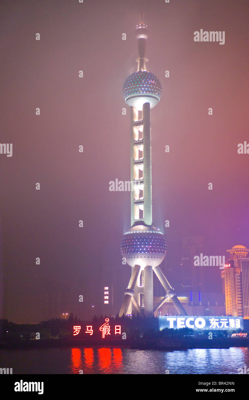 Eine Nacht-Blick auf den Oriental Pearl Tower, Pudong, Shanghai, China. Stockfoto