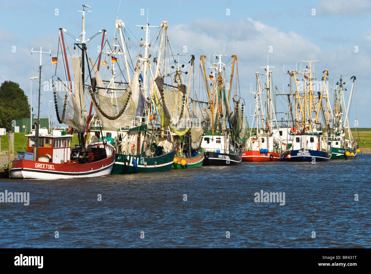 Krabbenkutter im Hafen von Greetsiel, Deutschland Stockfoto