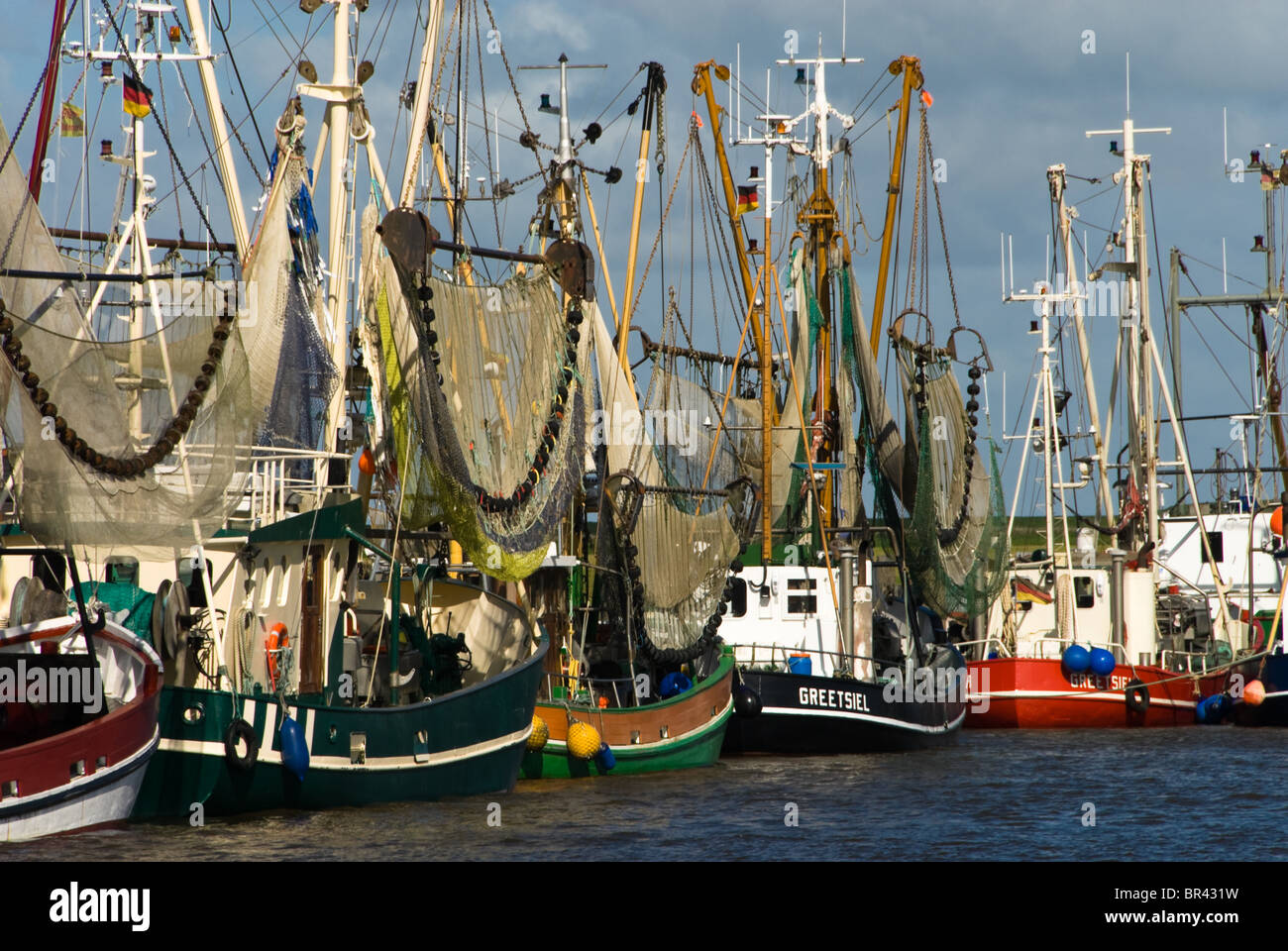 Krabbenkutter im Hafen von Greetsiel, Deutschland Stockfoto