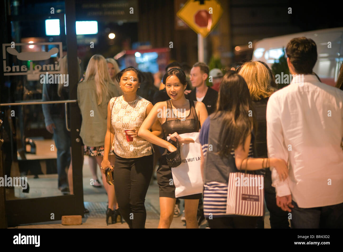 Horden von Käufern Abstieg auf den trendigen Meatpacking District in New York für die Fashion Night Out event Stockfoto