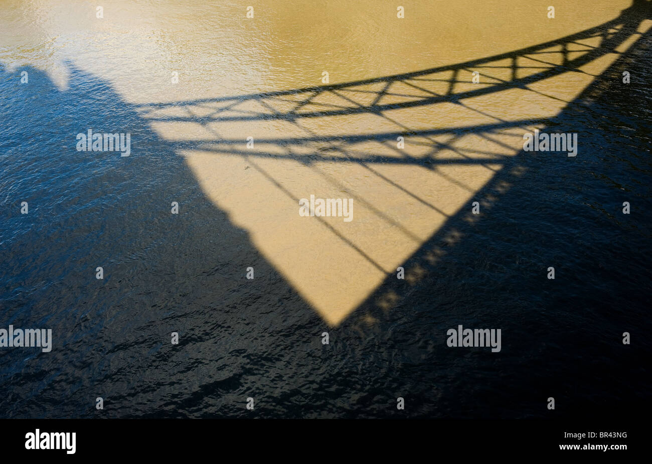 Schatten der Tower Bridge über die Themse geworfen.  Foto von Gordon Scammell Stockfoto