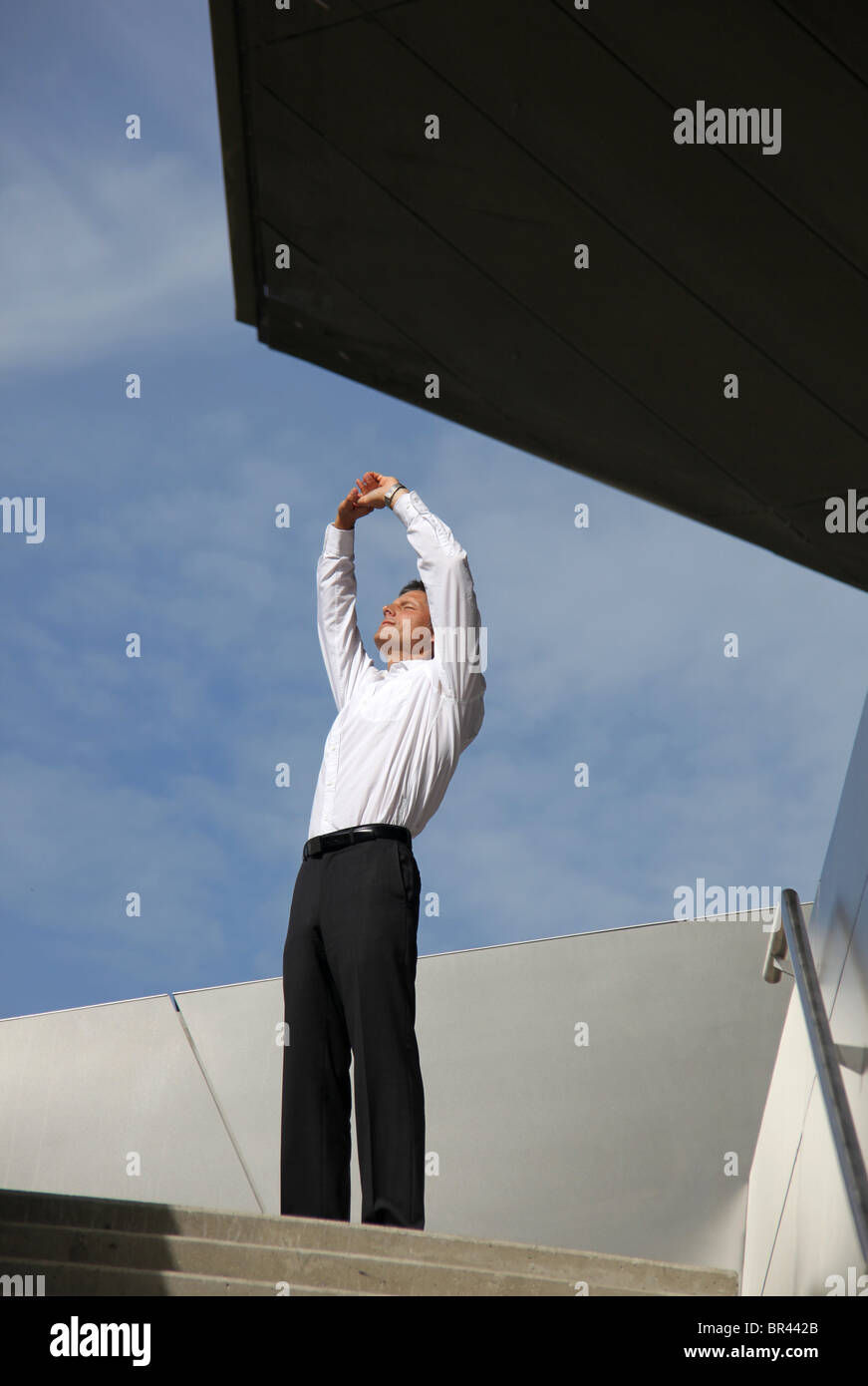 Geschäftsmann, seine Arme im freien Stockfoto