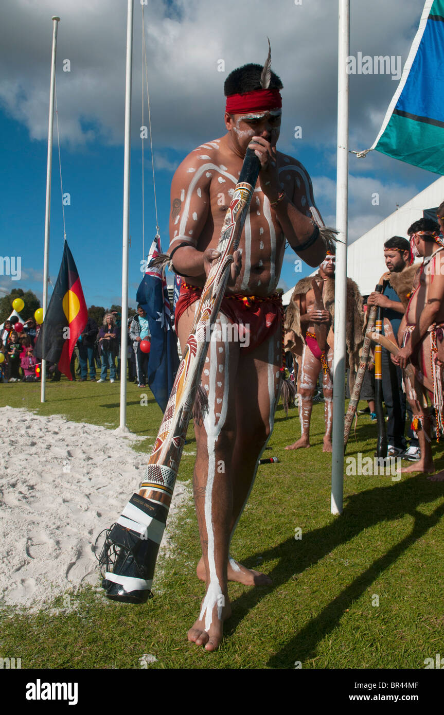 Noongar Mann und seinem Didgeridoo in Perth, Australien Stockfotografie
