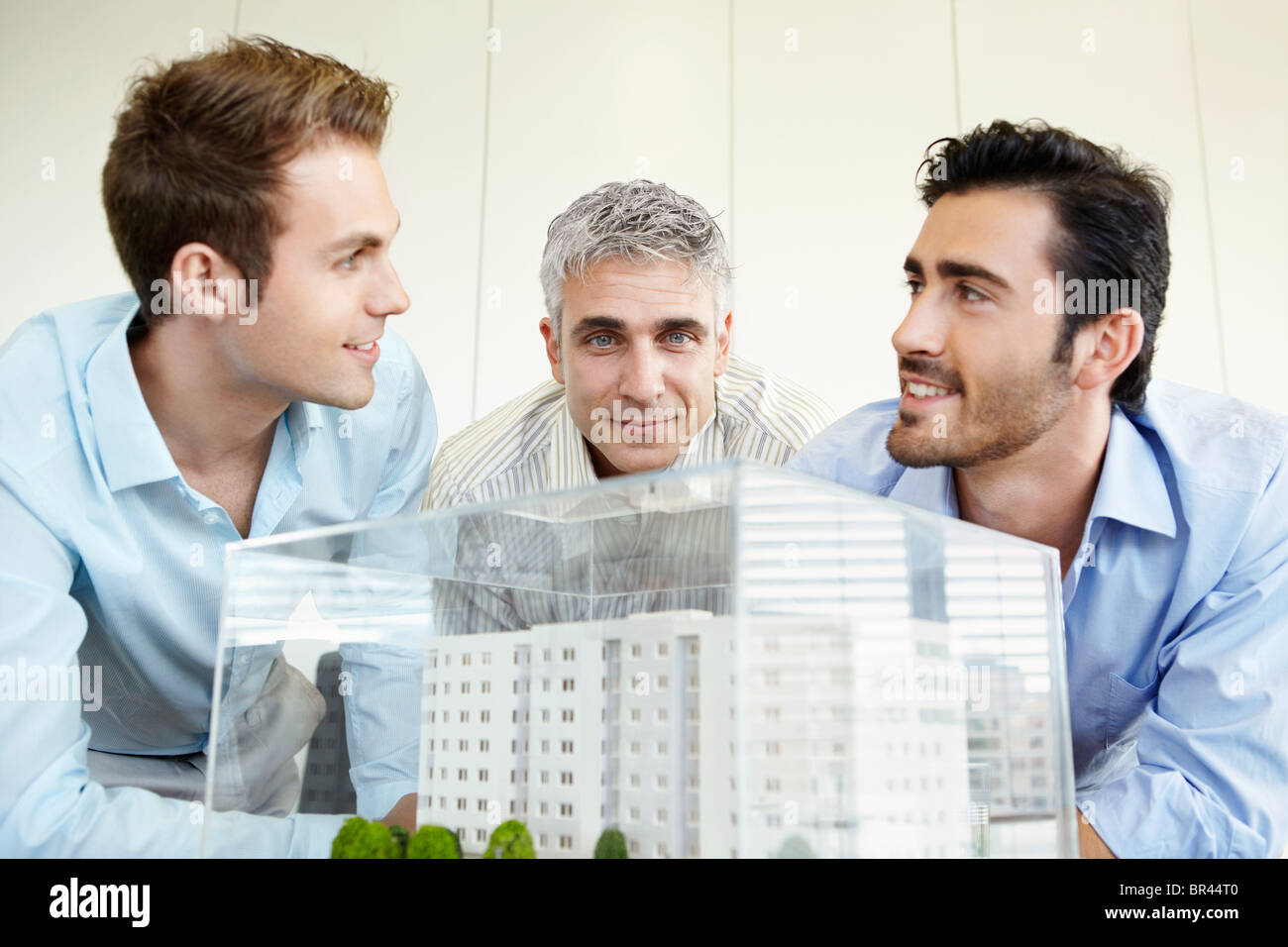 3 Männer diskutieren Architekturmodell Stockfoto