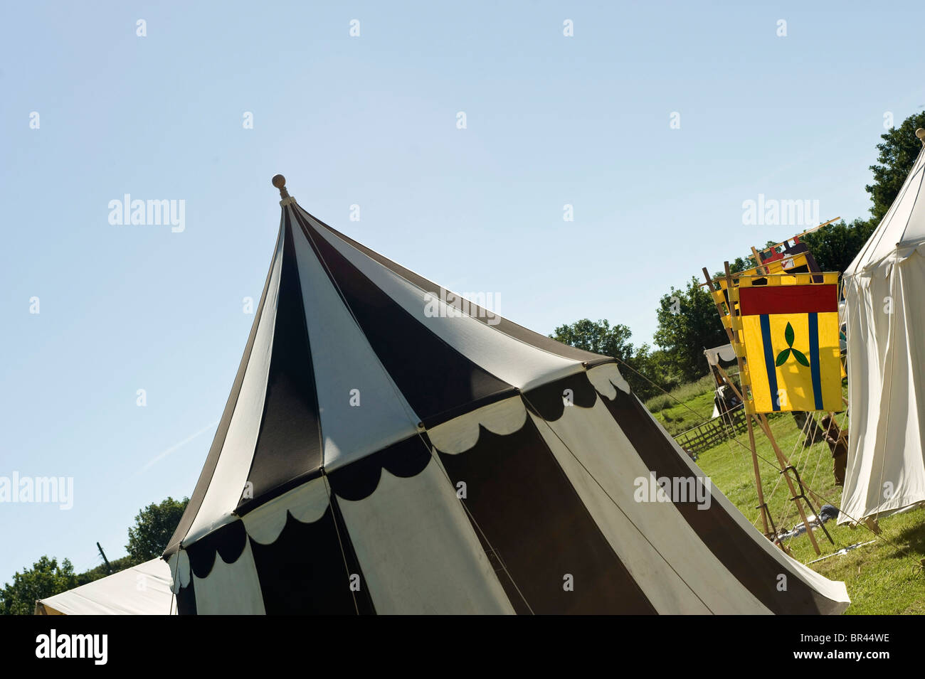Zelte im mittelalterlichen Dorf Einstellung Stockfoto