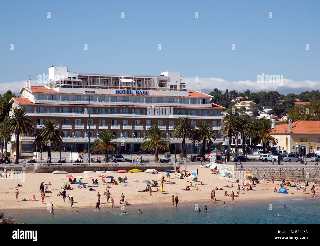 Sonnenanbeter Am Strand Von Cascais Ein Ferienort In Der Nahe Von Lissabon Portugal Das 3 Sterne Hotel Baia Mit Blick Auf Die Bucht Stockfotografie Alamy