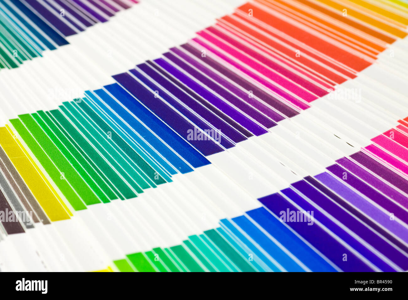 Pantone-Probe-Farben-Katalog zu öffnen Stockfoto