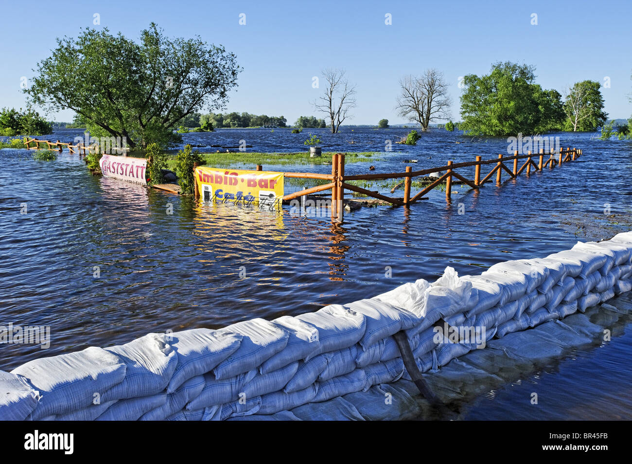 Überfluteten Essen stall Ath der Oder Krajnik Dolny, Polen Stockfoto