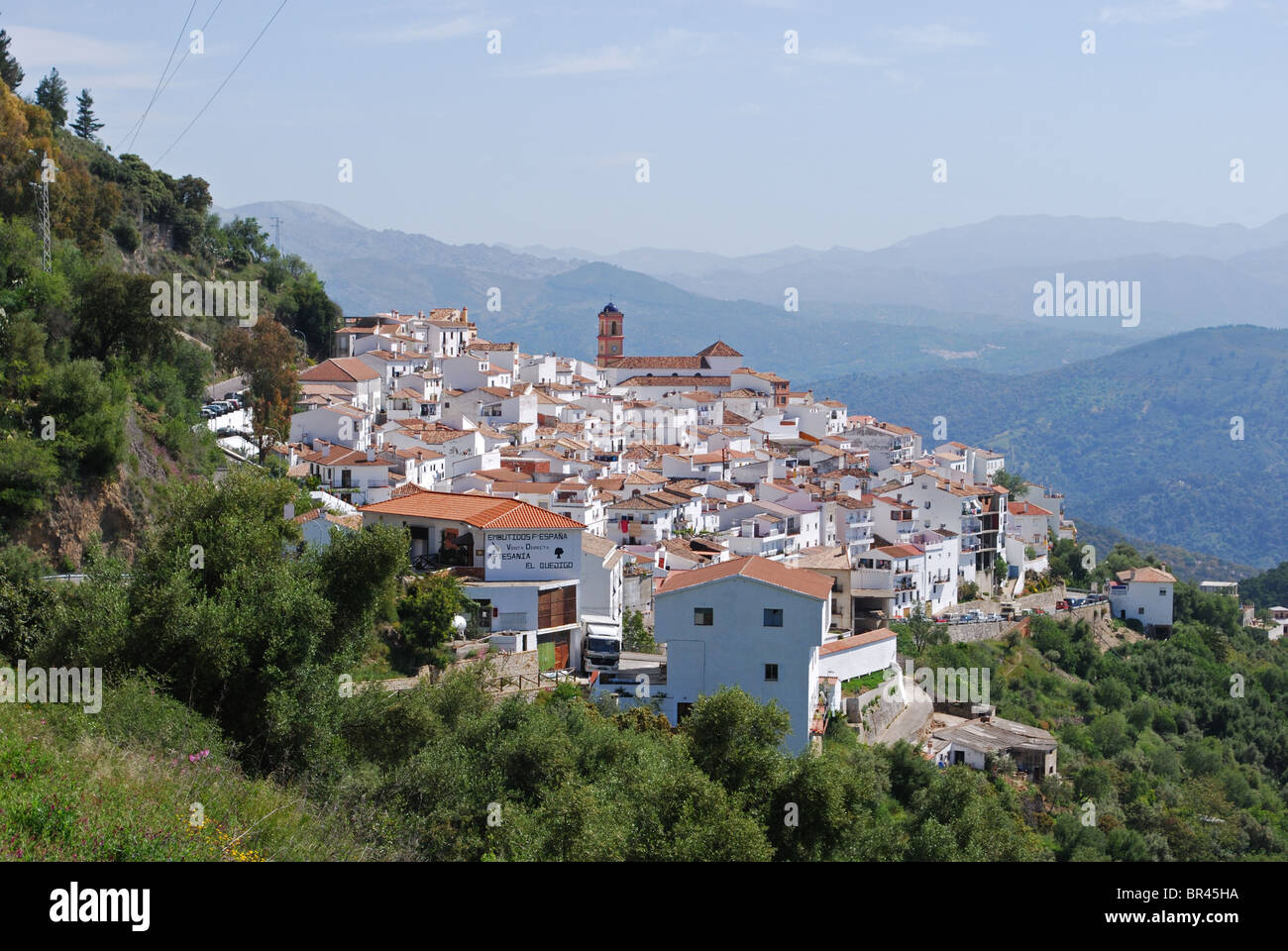 Gesamtansicht der Stadt und die Berge, Algatocin, Provinz Malaga, Andalusien, Spanien, Westeuropa. Stockfoto