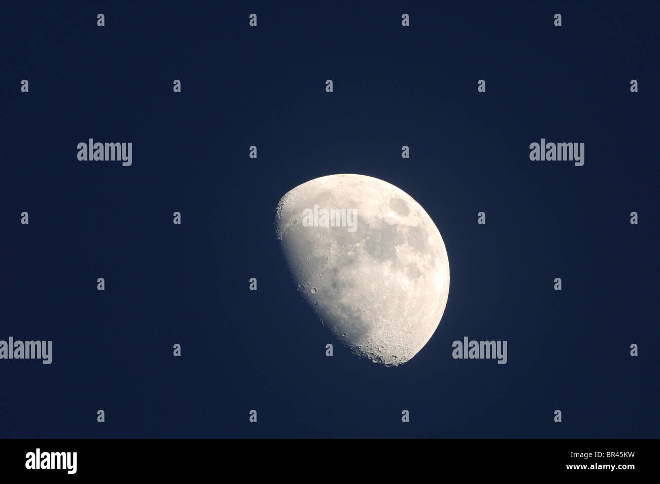 Halbmond am Himmel in der Nacht Stockfoto