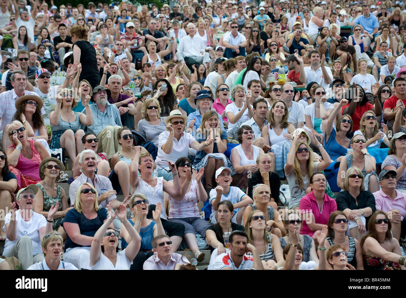 Menschenmassen Uhr spielen auf der großen Leinwand auf Henman Hill während Wimbledon Tennis Championships 2010 Stockfoto