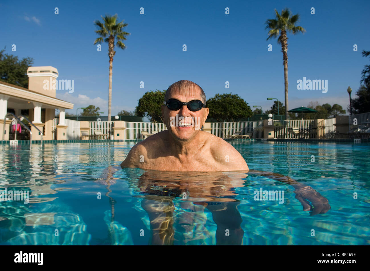 Im Ruhestand Senioren Erwachsene lächelt, während Brust-tragen Schutzbrillen tief in einem Schwimmbad Stockfoto