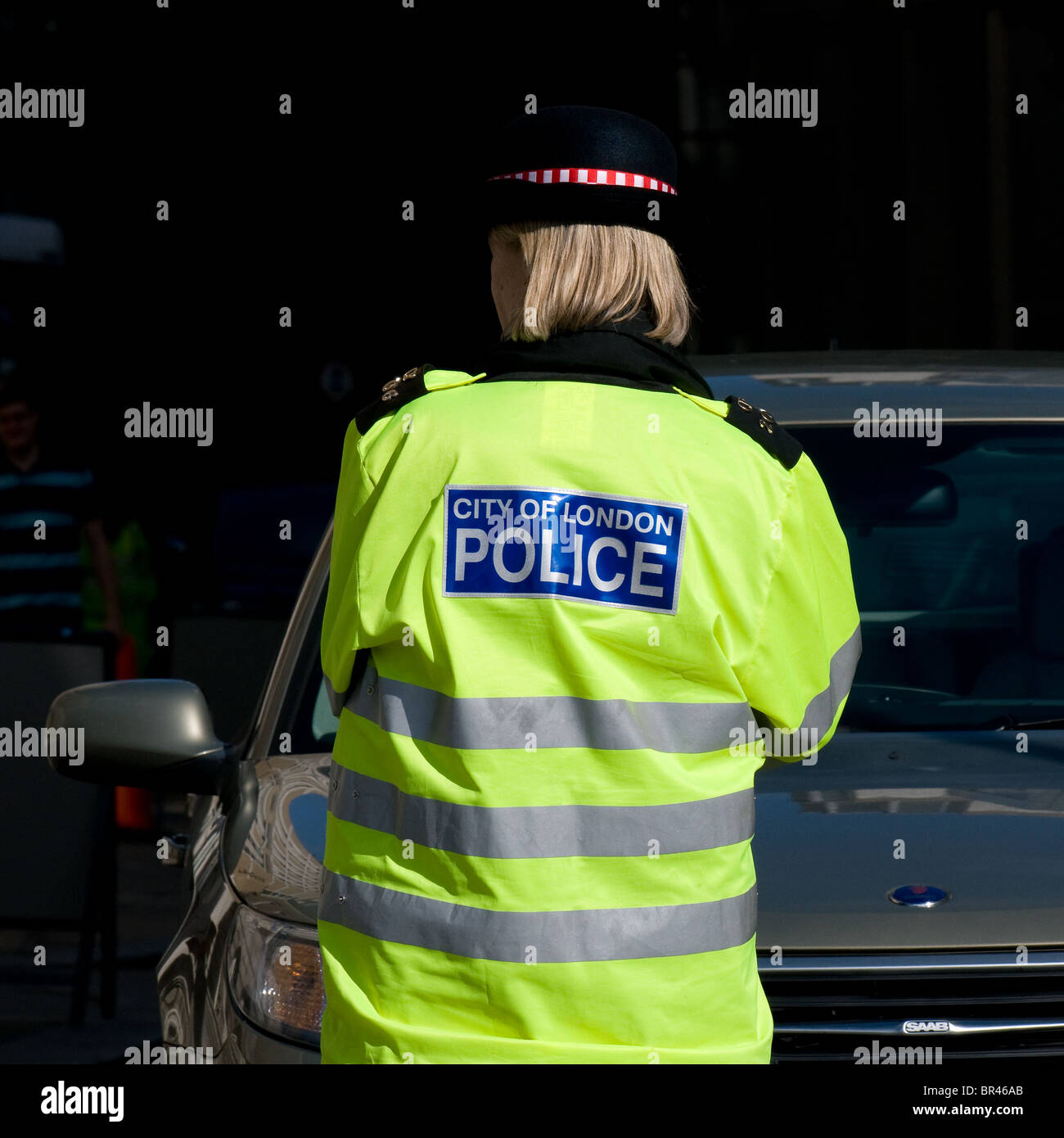 Rückansicht einer Polizistin der City of London im Dienst in London im Vereinigten Königreich. Stockfoto