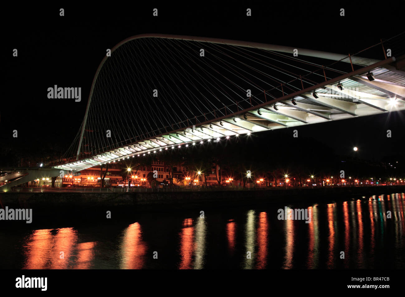 Nacht-Bild der Zubizuri Brücke über den Fluss Nervion in Bilbao, Spanien. Stockfoto