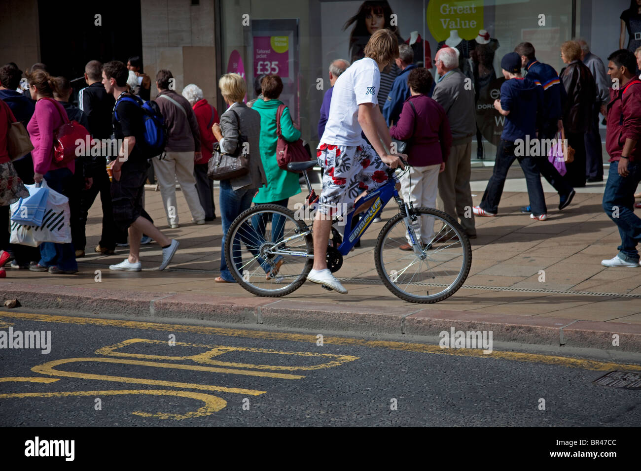 Junge männliche Radfahrer, Radfahren auf Asphalt Princes Street, Edinburgh, Scotland UK, Europa Stockfoto