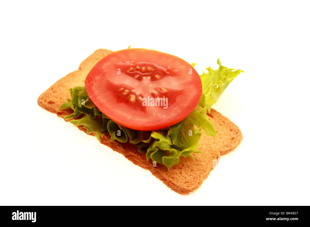 Melba Toast mit Salat und Tomate Stockfoto